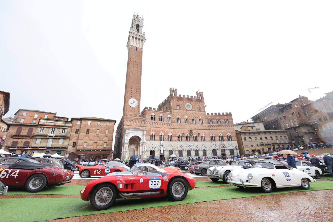 El rally Mille Miglia reúne los automóviles más bellos del mundo. Durante 30 años -desde 1927 hasta 1957-, la Mille Miglia fue la prueba automovilística por excelencia y una de las competiciones más amadas por los italianos. En 1957, un trágico accidente que costó la vida al piloto español Alfonso de Portago y a diez espectadores puso el definitivo punto final a su celebración. Los coches de época recorren estos días en varias etapas mil millas, en una versión histórica de la carrera, desde Brescia a Roma ida y vuelta. 