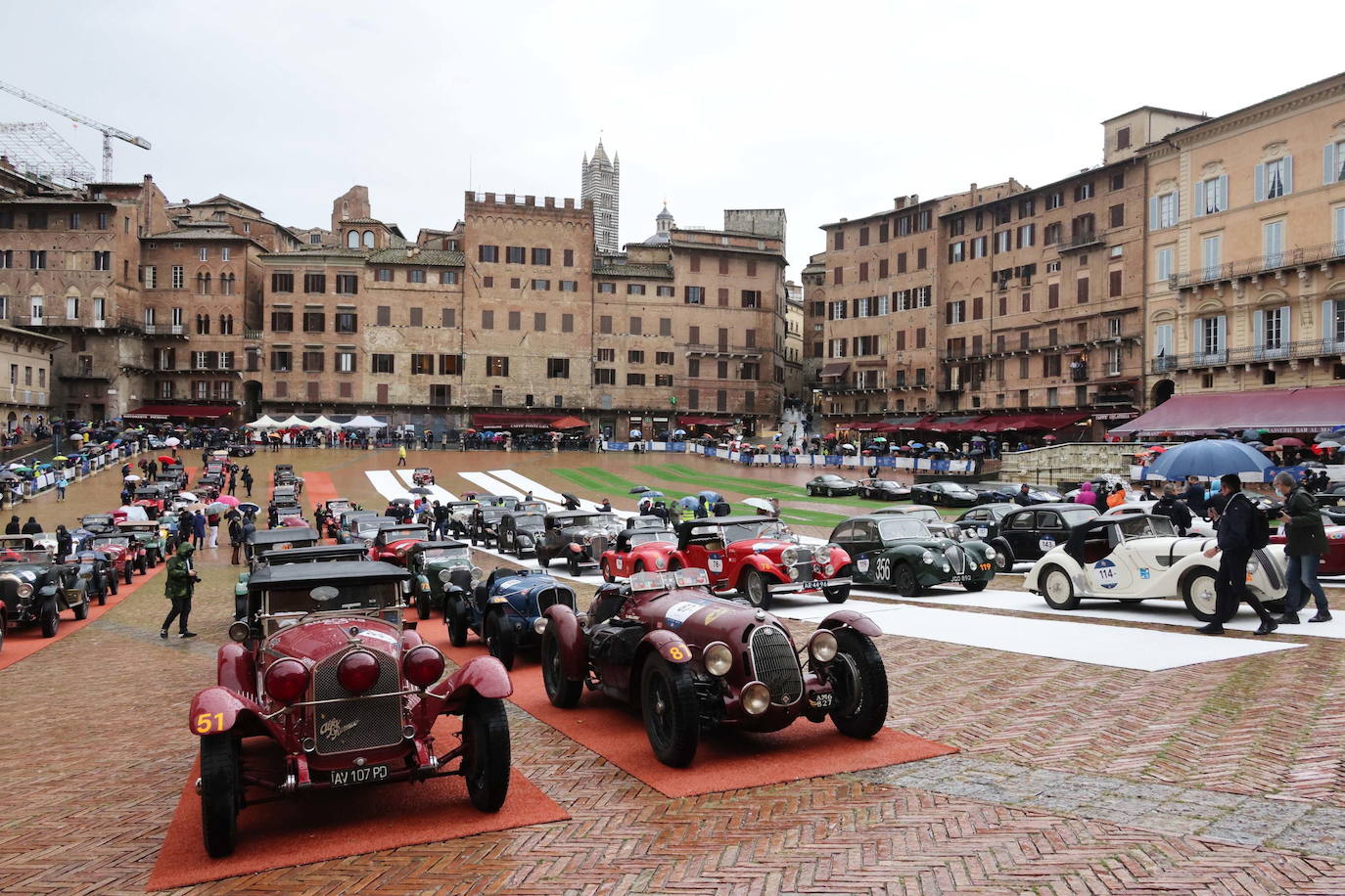 El rally Mille Miglia reúne los automóviles más bellos del mundo. Durante 30 años -desde 1927 hasta 1957-, la Mille Miglia fue la prueba automovilística por excelencia y una de las competiciones más amadas por los italianos. En 1957, un trágico accidente que costó la vida al piloto español Alfonso de Portago y a diez espectadores puso el definitivo punto final a su celebración. Los coches de época recorren estos días en varias etapas mil millas, en una versión histórica de la carrera, desde Brescia a Roma ida y vuelta. 