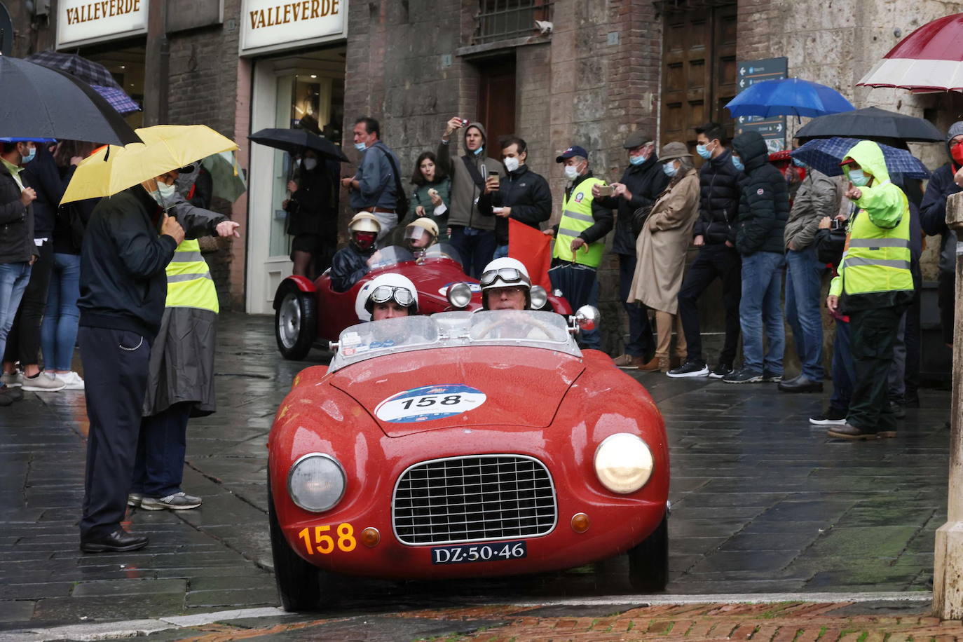 El rally Mille Miglia reúne los automóviles más bellos del mundo. Durante 30 años -desde 1927 hasta 1957-, la Mille Miglia fue la prueba automovilística por excelencia y una de las competiciones más amadas por los italianos. En 1957, un trágico accidente que costó la vida al piloto español Alfonso de Portago y a diez espectadores puso el definitivo punto final a su celebración. Los coches de época recorren estos días en varias etapas mil millas, en una versión histórica de la carrera, desde Brescia a Roma ida y vuelta. 