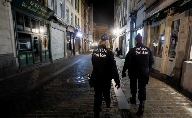 Una pareja de policías patrulla las calles de Bruselas.