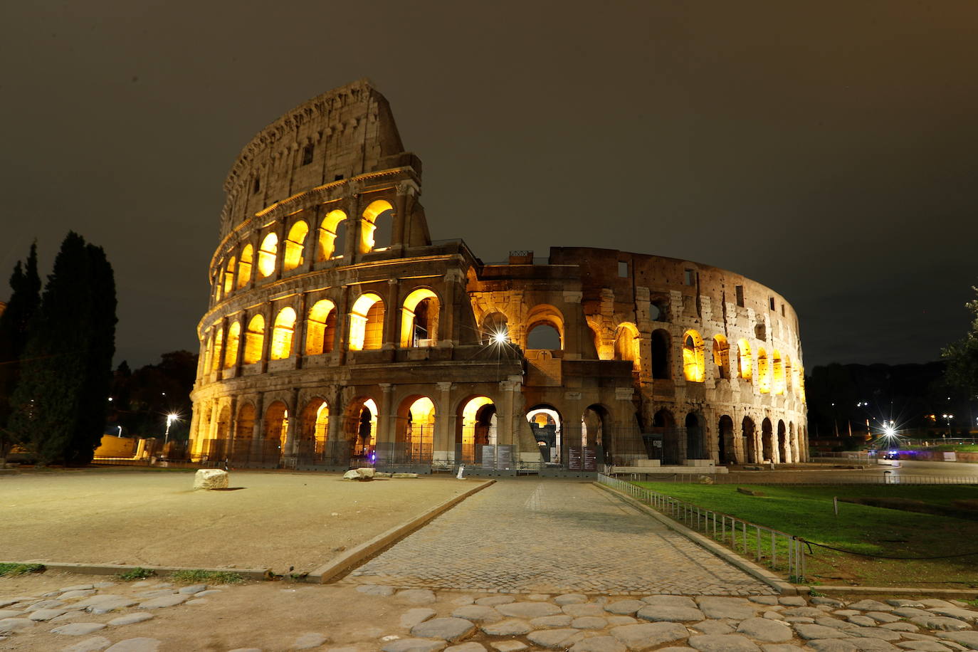 Las sombras acechan Roma. Las regiones italianas endurecen las medidas ante el alarmante aumento de los contagios de coronavirus, con toques de queda nocturnos y, en el caso de Campania, un confinamiento general que se ordenará en breve, mientras el Gobierno se resiste al cierre total. En Roma, como en toda la región de Lacio, el toque de queda deja una ciudad desierta y fantasmal desde las once de la noche. 