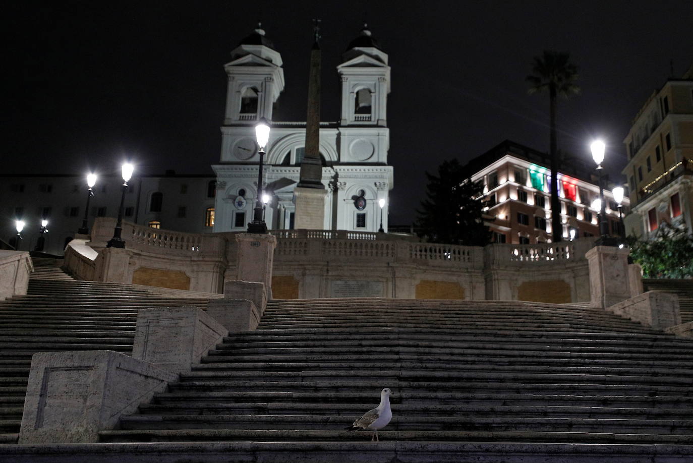 Las sombras acechan Roma. Las regiones italianas endurecen las medidas ante el alarmante aumento de los contagios de coronavirus, con toques de queda nocturnos y, en el caso de Campania, un confinamiento general que se ordenará en breve, mientras el Gobierno se resiste al cierre total. En Roma, como en toda la región de Lacio, el toque de queda deja una ciudad desierta y fantasmal desde las once de la noche. 