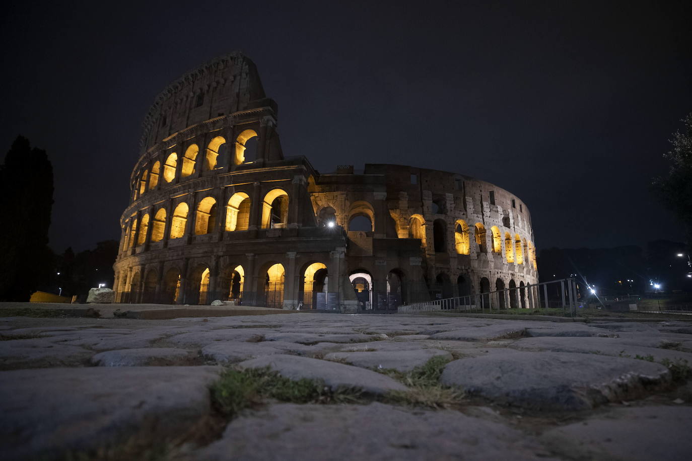 Las sombras acechan Roma. Las regiones italianas endurecen las medidas ante el alarmante aumento de los contagios de coronavirus, con toques de queda nocturnos y, en el caso de Campania, un confinamiento general que se ordenará en breve, mientras el Gobierno se resiste al cierre total. En Roma, como en toda la región de Lacio, el toque de queda deja una ciudad desierta y fantasmal desde las once de la noche. 