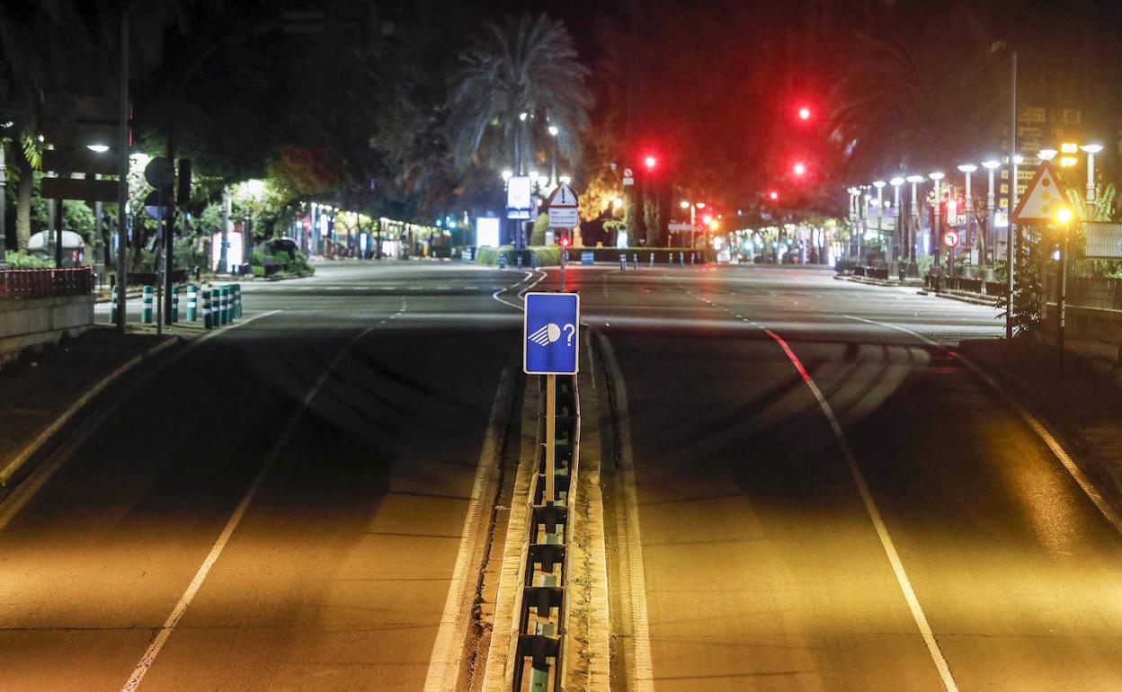 Calles vacías en la primera noche del toque de queda en Valencia. 