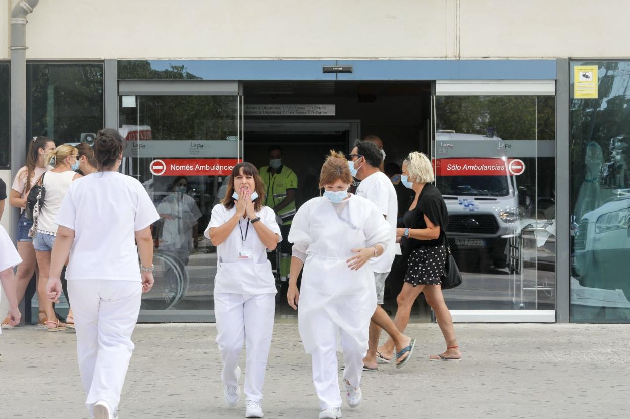 Sanitarios y ciudadanos, a las puertas de La Fe. Irene Marsilla
