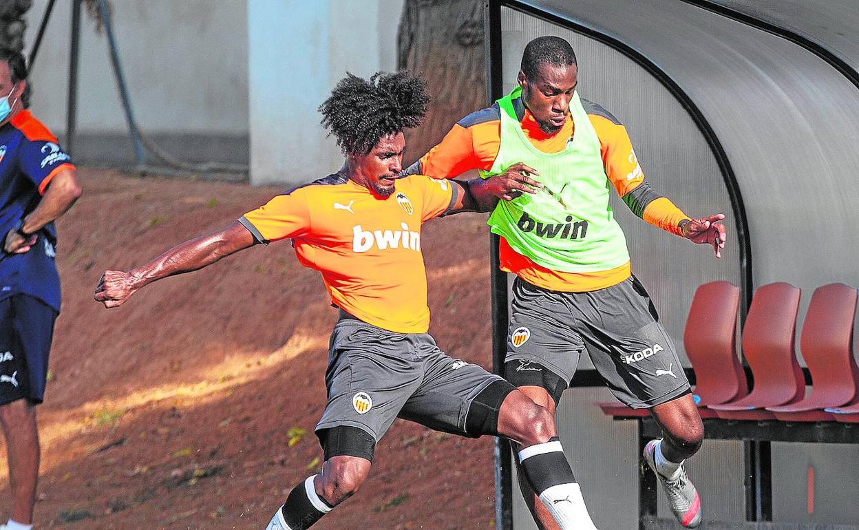 Correia y Kondogbia durante un entrenamiento en Paterna. 