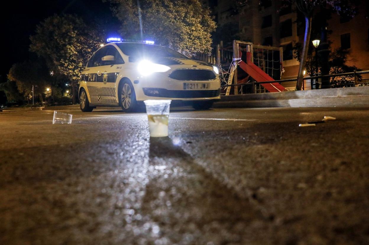 Una patrulla de la Policía Local de Valencia vigila en la madrugada de ayer contra el botellón. Irene Marsilla