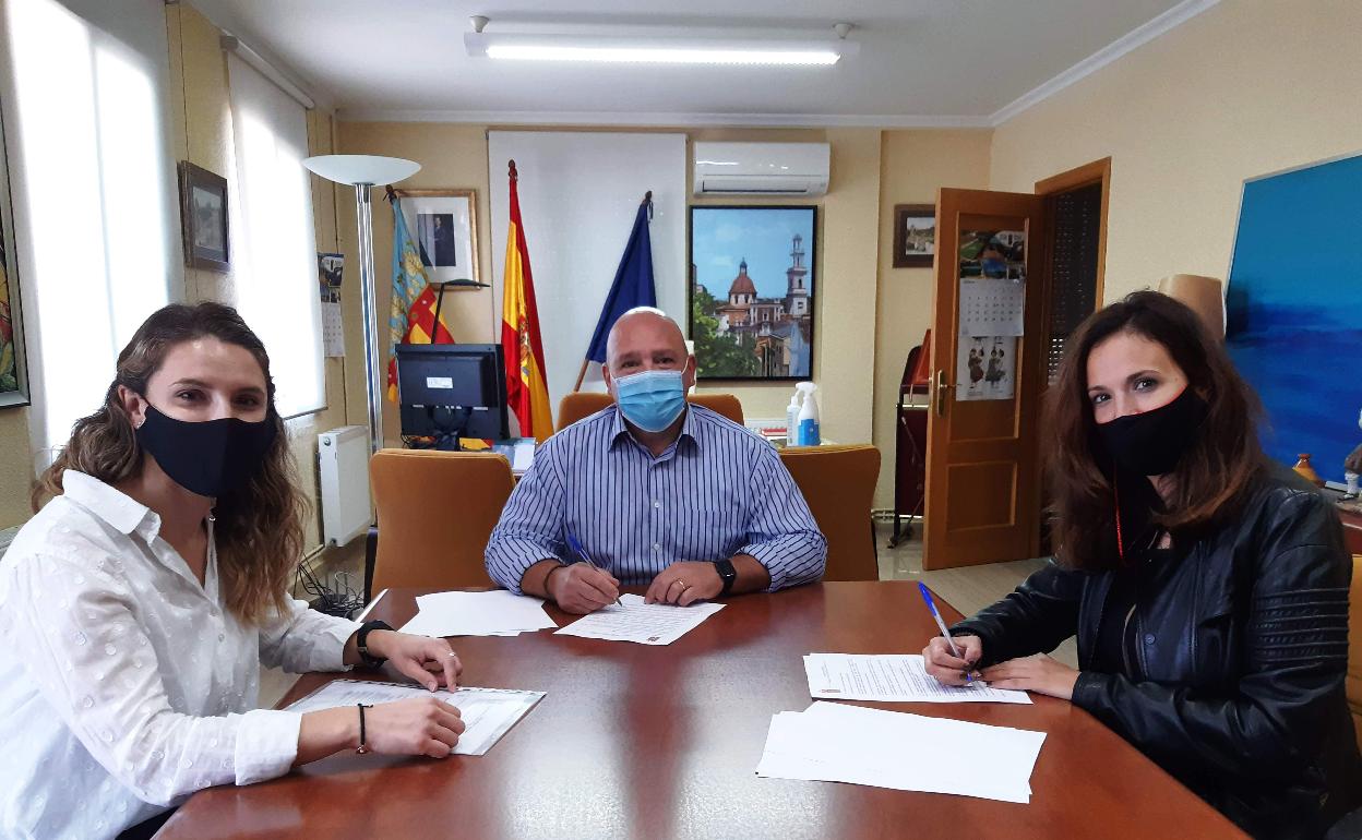 Firma del convenio con el colegio de Turís.