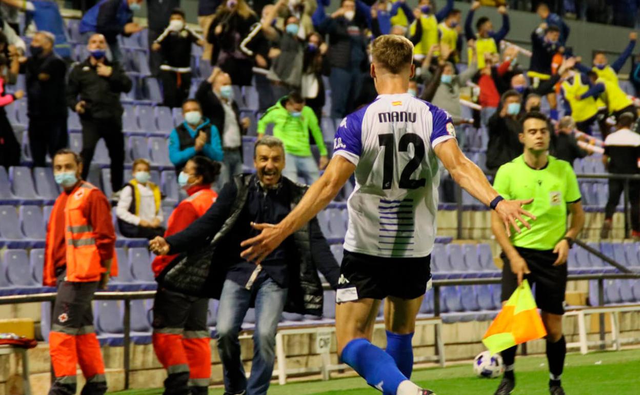 El entrenador del Hércules, David Cubillo, acude a abrazar a Manu Garrido tras el gol de la victoria. 