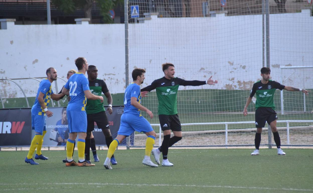 Los jugadores del Calpe defendiendo un córner del Dénia. 