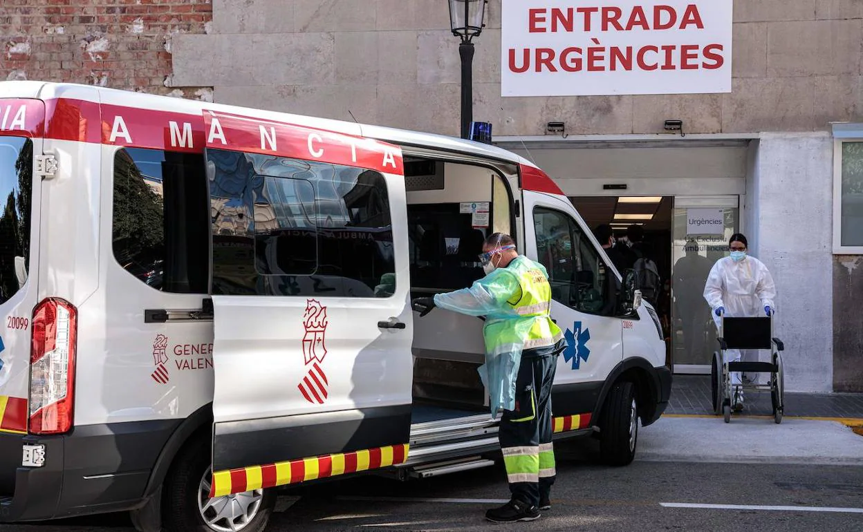 Un sanitario traslada a una paciente en el Hospital Clínico