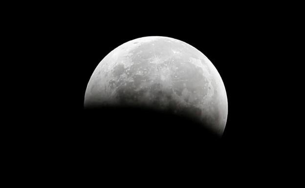 La NASA confirma que la Luna contiene más agua de lo que se creía