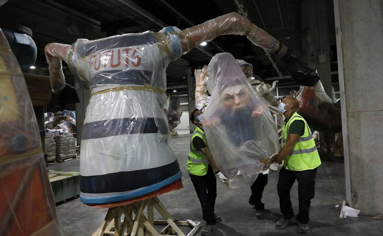 Proceso de almacenaje de ninots de falla en Feria Valencia. 