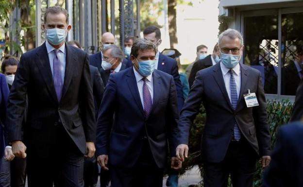 El Rey junto al ministro de Seguridad Social a su llegada al congreso.