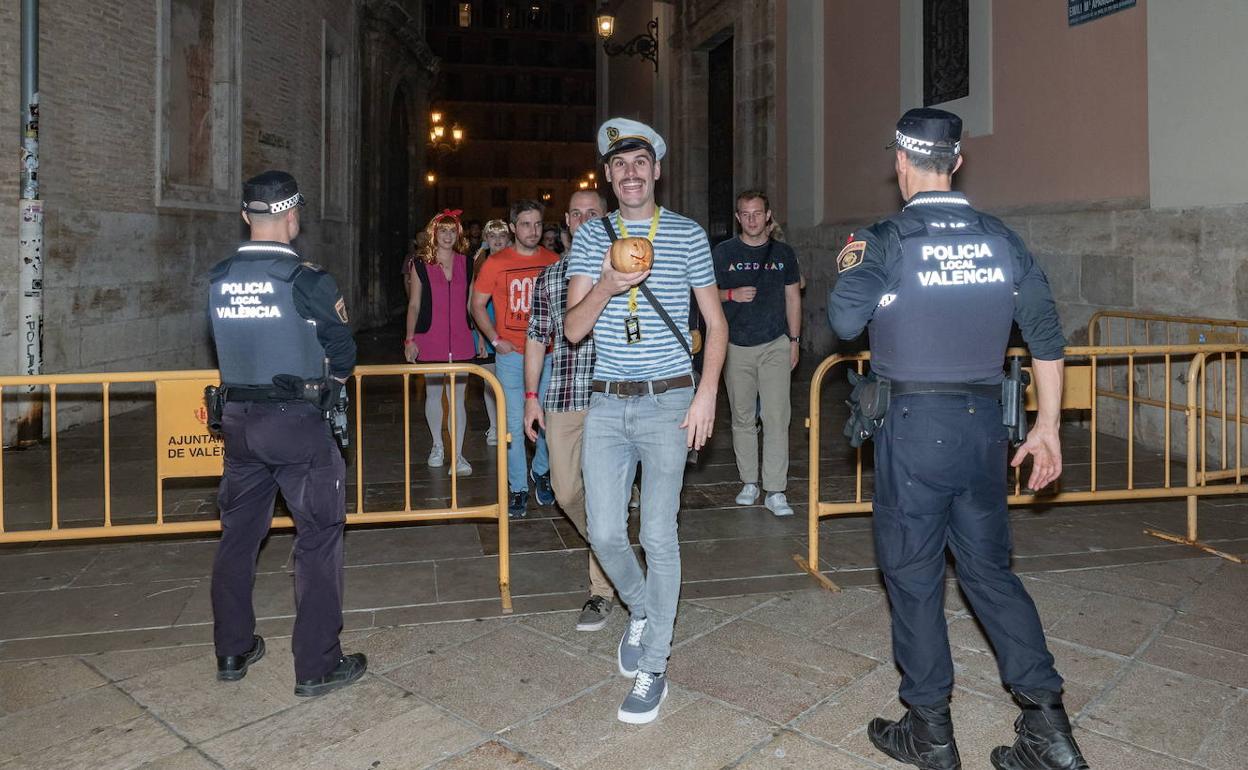 Control de accesos en el centro por los festejos de Halloween del pasado año. 