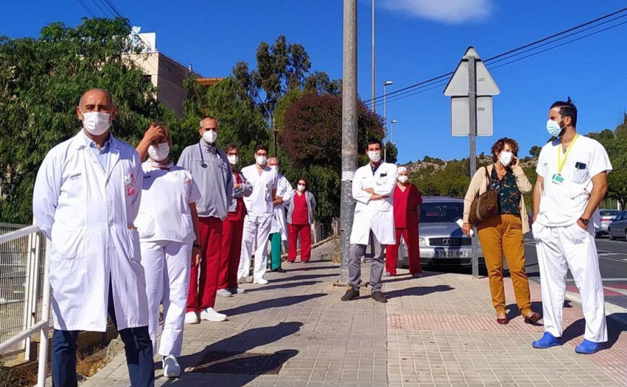 Médicos durante una de las concentraciones de ayer.