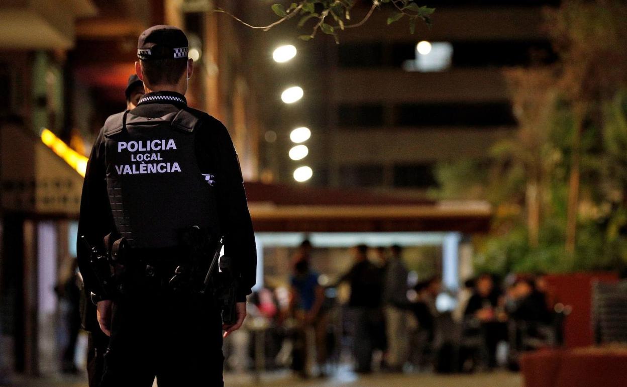 Agentes de la Policía Local vigilan que se cumpla la normativa del toque de queda en Valencia.