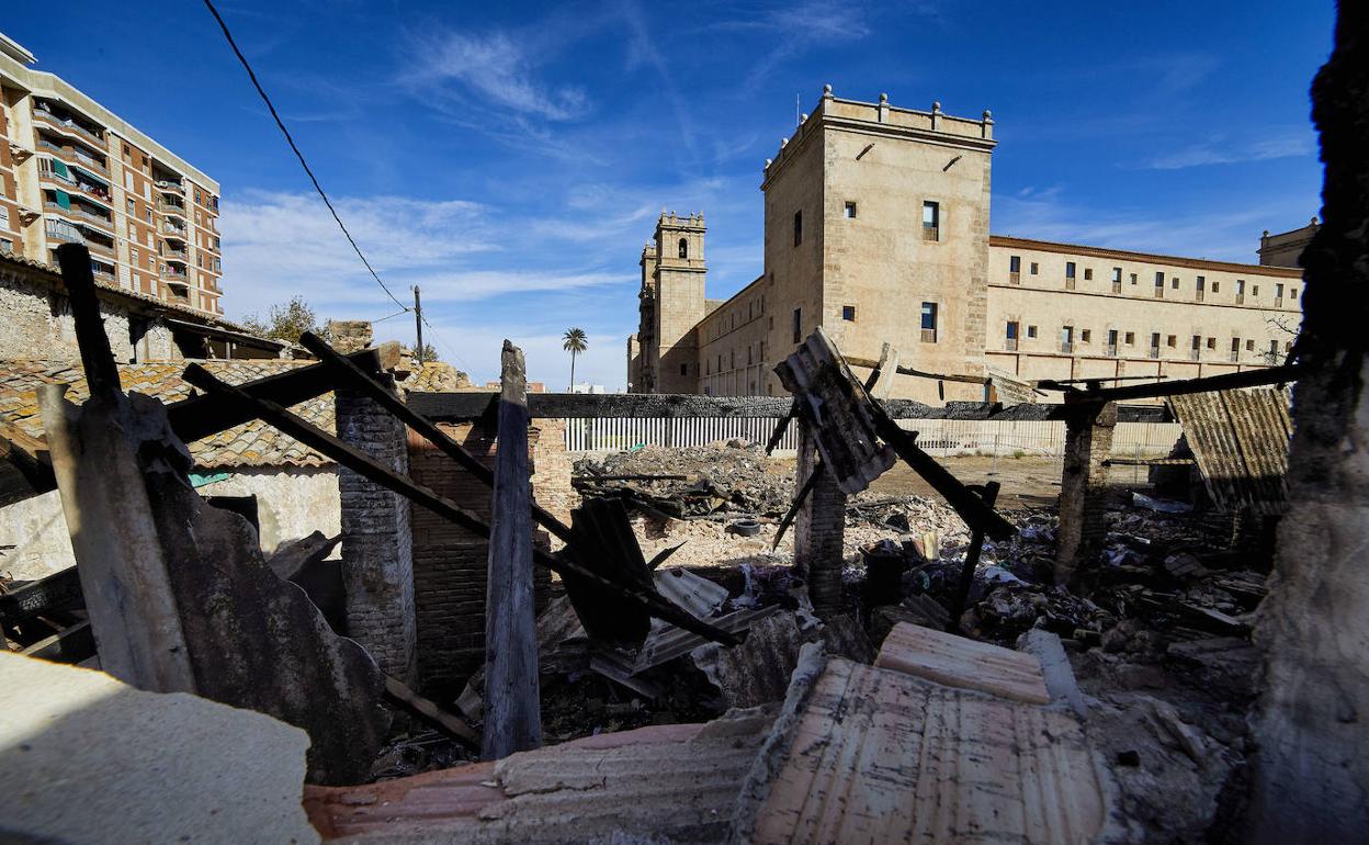 Ruinas del incendio junto al antiguo monasterio de San Miguel de los Reyes. 