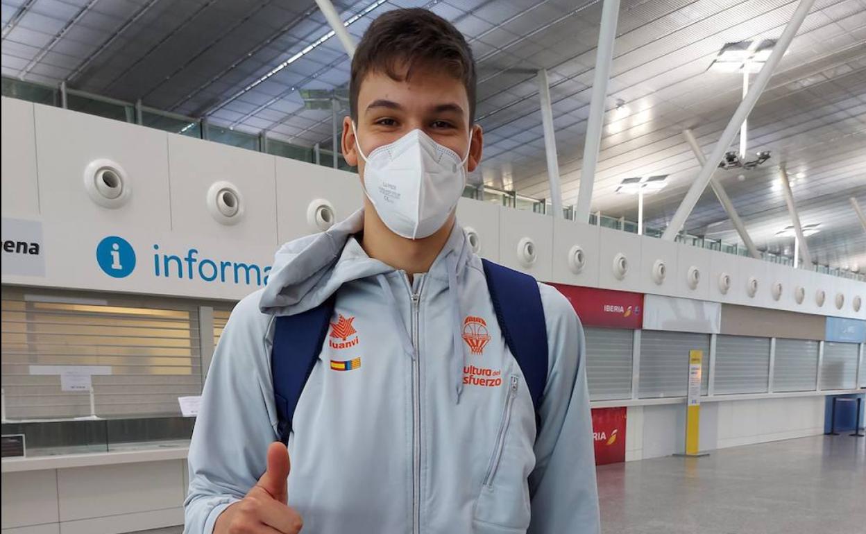 Pradilla posa en el aeropuerto de Santiago. 