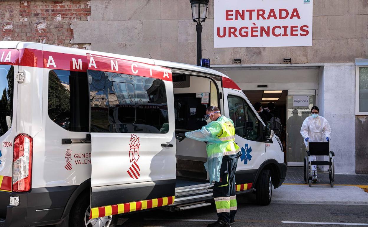 Personal sanitario traslada a un enfermo a un hospital valenciano. 