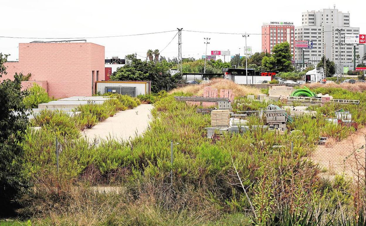 Depósitos  de tormenta paralizados junto a la Pista de Silla. 