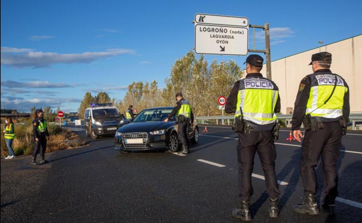 Control de la Policía Nacional parando los vehículos que salen de La Rioja.