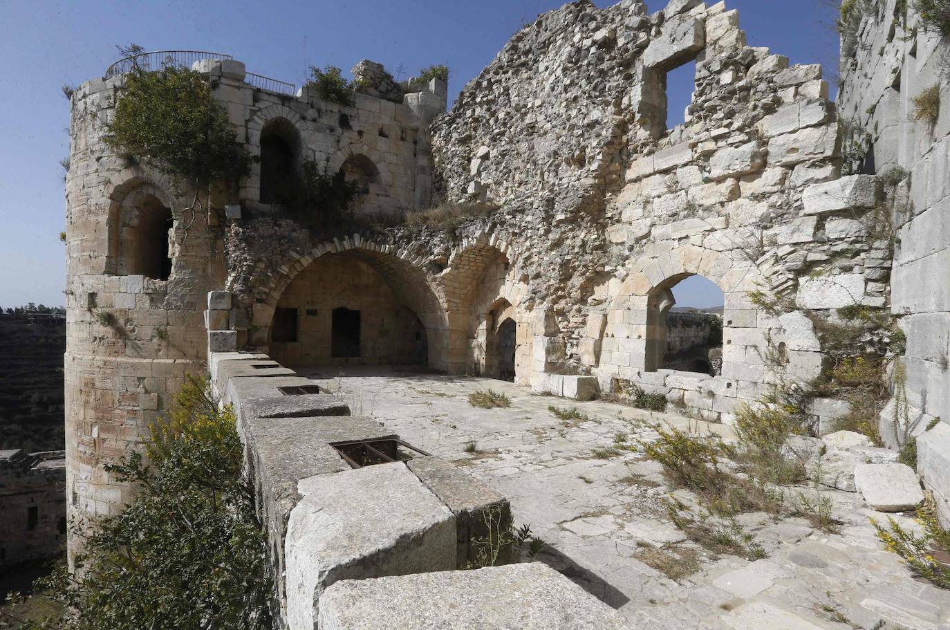 Actualmente, existe un pueblo llamado al-Husn alrededor del castillo que tiene una población de cerca de 9.000 personas. 