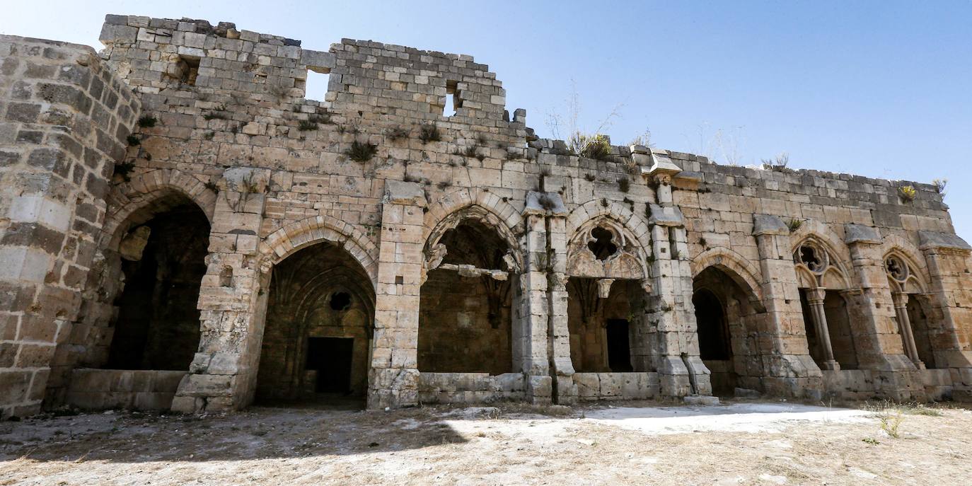 En las últimas semanas, decenas de voluntarios sirios trabajan para despejar los arbustos y árboles muertos la fortaleza para protegerla de los incendios forestales que han devastado la región.