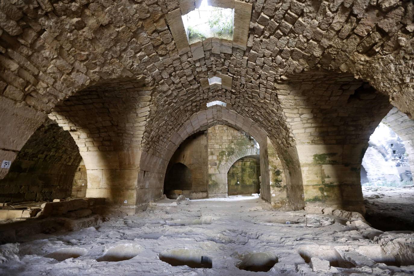 En 1202 un terremoto afectó a parte de las fortificaciones, por lo que poco después se acometió una profunda reestructuración. 