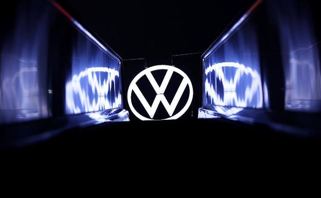 Logo de Volkswagen proyectado en su central de Wolfsburgo