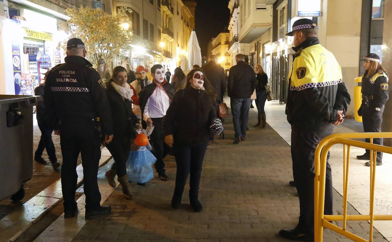 Vigilancia de la Policía Local de Valencia en el festejo de Halloween de 2019. 