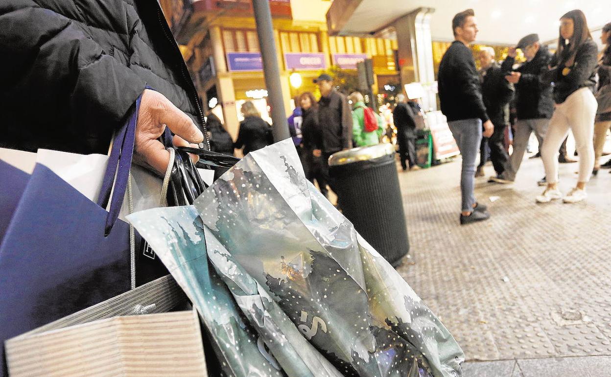 Valencianos durante las compras navideñas. 