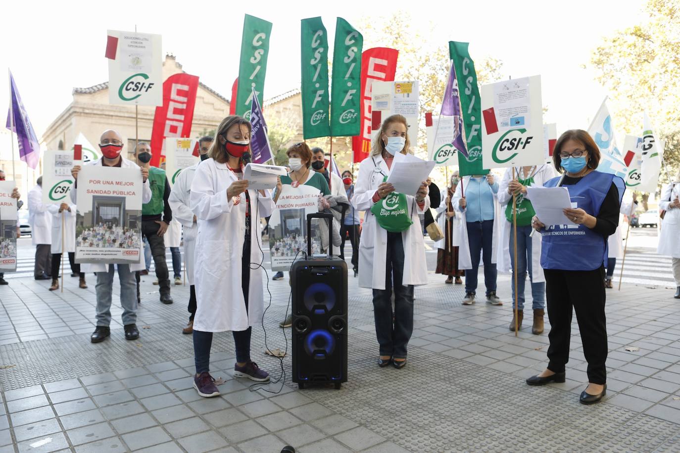 Varias decenas de profesionales sanitarios se acaban de concentrar a las puertas de la Conselleria de Sanidad para reclamar la «incorporación inmediata» de unos 62.000 trabajadores más a nivel nacional (unos 7.500 para la Comunitat) y para exigir que se incremente la financiación sanitaria hasta alcanzar, al menos, la media europea, especialmente para Atención Primaria, escalón sanitario para el que solicitan el 25 por ciento de la inversión.