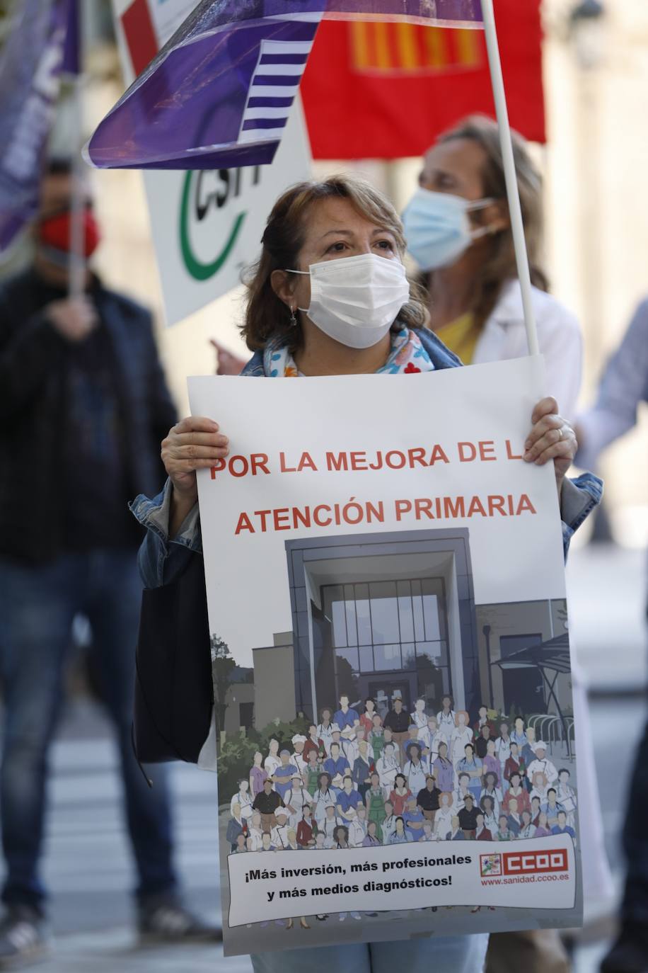 Varias decenas de profesionales sanitarios se acaban de concentrar a las puertas de la Conselleria de Sanidad para reclamar la «incorporación inmediata» de unos 62.000 trabajadores más a nivel nacional (unos 7.500 para la Comunitat) y para exigir que se incremente la financiación sanitaria hasta alcanzar, al menos, la media europea, especialmente para Atención Primaria, escalón sanitario para el que solicitan el 25 por ciento de la inversión.