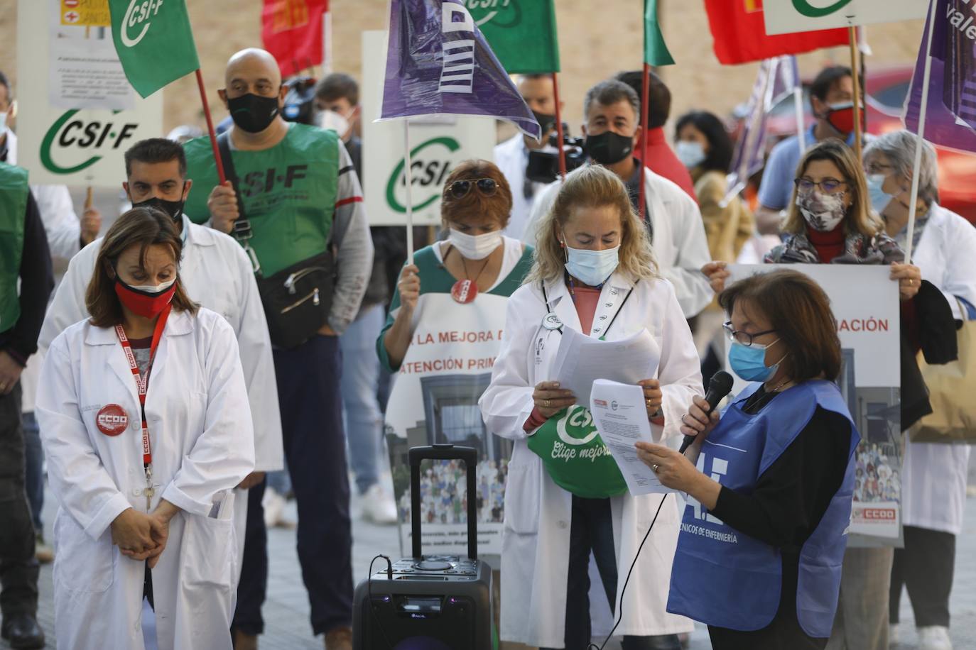 Varias decenas de profesionales sanitarios se acaban de concentrar a las puertas de la Conselleria de Sanidad para reclamar la «incorporación inmediata» de unos 62.000 trabajadores más a nivel nacional (unos 7.500 para la Comunitat) y para exigir que se incremente la financiación sanitaria hasta alcanzar, al menos, la media europea, especialmente para Atención Primaria, escalón sanitario para el que solicitan el 25 por ciento de la inversión.