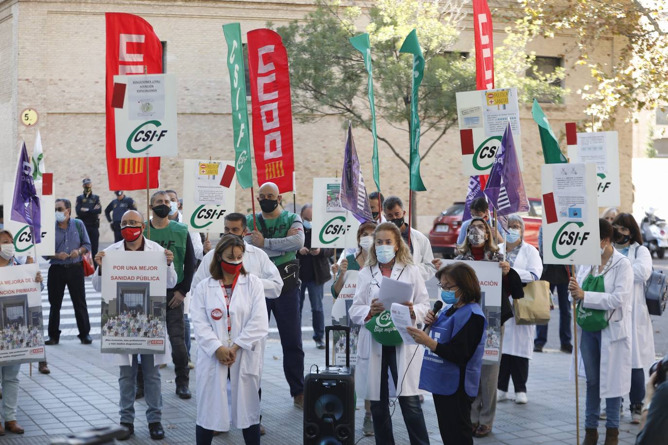 Varias decenas de profesionales sanitarios se acaban de concentrar a las puertas de la Conselleria de Sanidad para reclamar la «incorporación inmediata» de unos 62.000 trabajadores más a nivel nacional (unos 7.500 para la Comunitat) y para exigir que se incremente la financiación sanitaria hasta alcanzar, al menos, la media europea, especialmente para Atención Primaria, escalón sanitario para el que solicitan el 25 por ciento de la inversión.