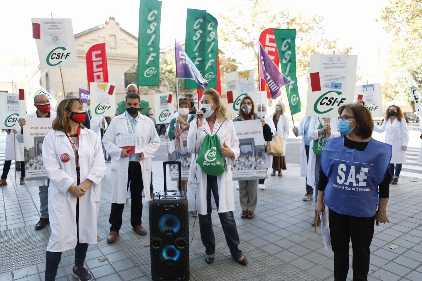 Varias decenas de profesionales sanitarios se acaban de concentrar a las puertas de la Conselleria de Sanidad para reclamar la «incorporación inmediata» de unos 62.000 trabajadores más a nivel nacional (unos 7.500 para la Comunitat) y para exigir que se incremente la financiación sanitaria hasta alcanzar, al menos, la media europea, especialmente para Atención Primaria, escalón sanitario para el que solicitan el 25 por ciento de la inversión.