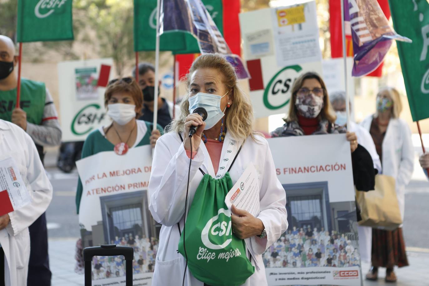 Varias decenas de profesionales sanitarios se acaban de concentrar a las puertas de la Conselleria de Sanidad para reclamar la «incorporación inmediata» de unos 62.000 trabajadores más a nivel nacional (unos 7.500 para la Comunitat) y para exigir que se incremente la financiación sanitaria hasta alcanzar, al menos, la media europea, especialmente para Atención Primaria, escalón sanitario para el que solicitan el 25 por ciento de la inversión.