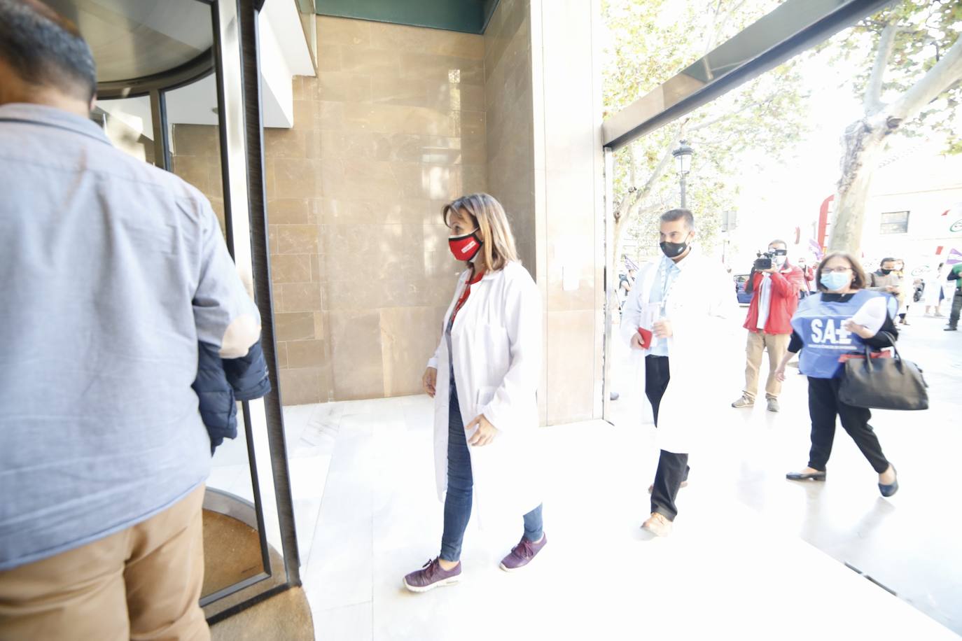 Varias decenas de profesionales sanitarios se acaban de concentrar a las puertas de la Conselleria de Sanidad para reclamar la «incorporación inmediata» de unos 62.000 trabajadores más a nivel nacional (unos 7.500 para la Comunitat) y para exigir que se incremente la financiación sanitaria hasta alcanzar, al menos, la media europea, especialmente para Atención Primaria, escalón sanitario para el que solicitan el 25 por ciento de la inversión.