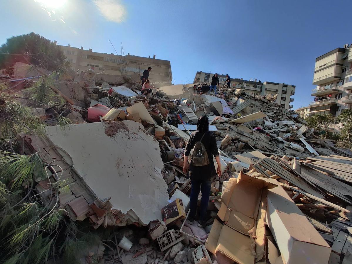 Un terremoto de magnitud 6,8 en la escala de Richter sacudió la isla griega de Samos, en el este de país, y la costa egea de Turquía. El seísmo ha provocado muertos y centenares de heridos