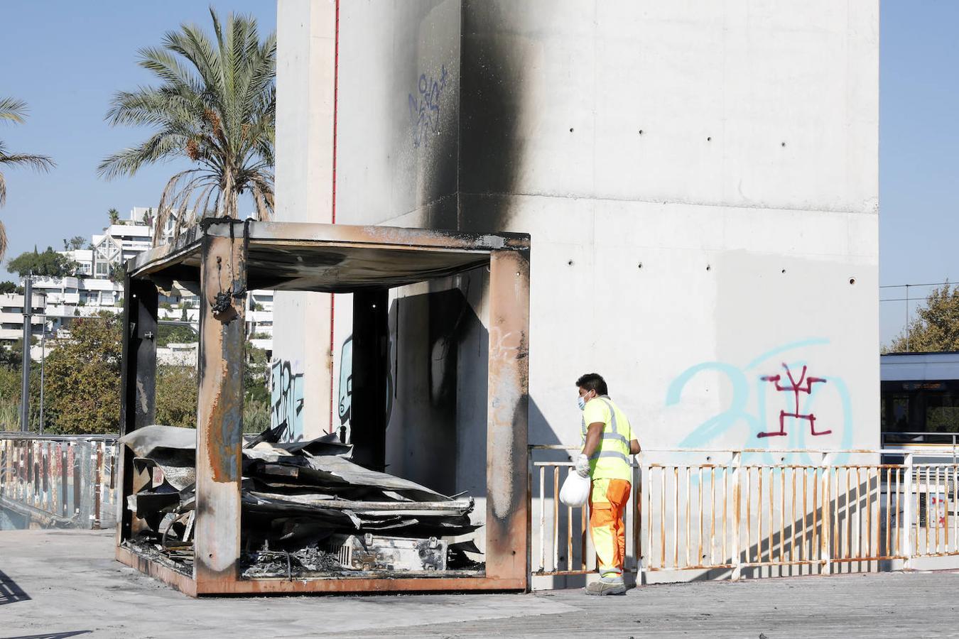 Un incendio ha agravado más si cabe el lamentable estado de la Torre Miramar, la estructura que preside el acceso a Valencia por la avenida Cataluña cerrada prácticamente desde el primer día. Los bomberos acudieron para sofocar las llamas de una caseta de obras situada junto a la puerta del ascensor.