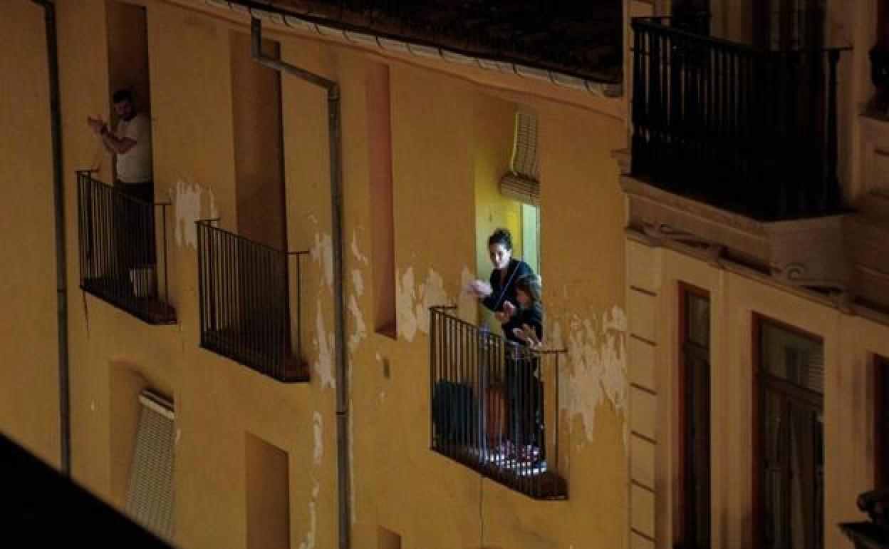 Aplauso por los sanitarios en los balcones de Valencia durante la crisis del coronavirus.