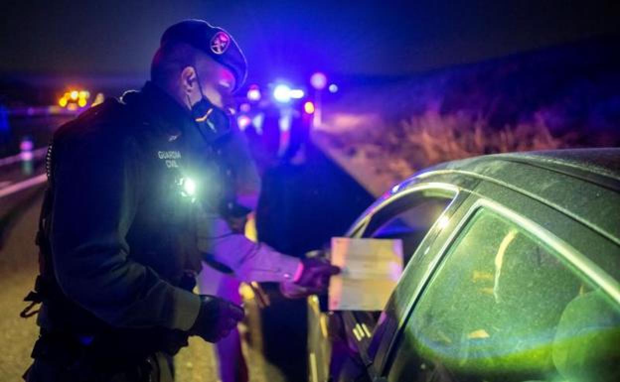 Control de la Guardia Civil en una autovía. 