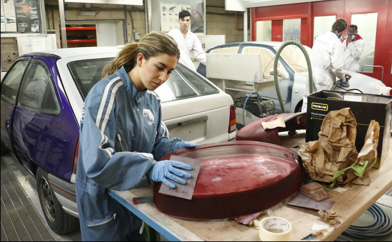 Unos jóvenes trabajan en un taller: las largas carreras de cotización ofrecen mejores pensiones. 