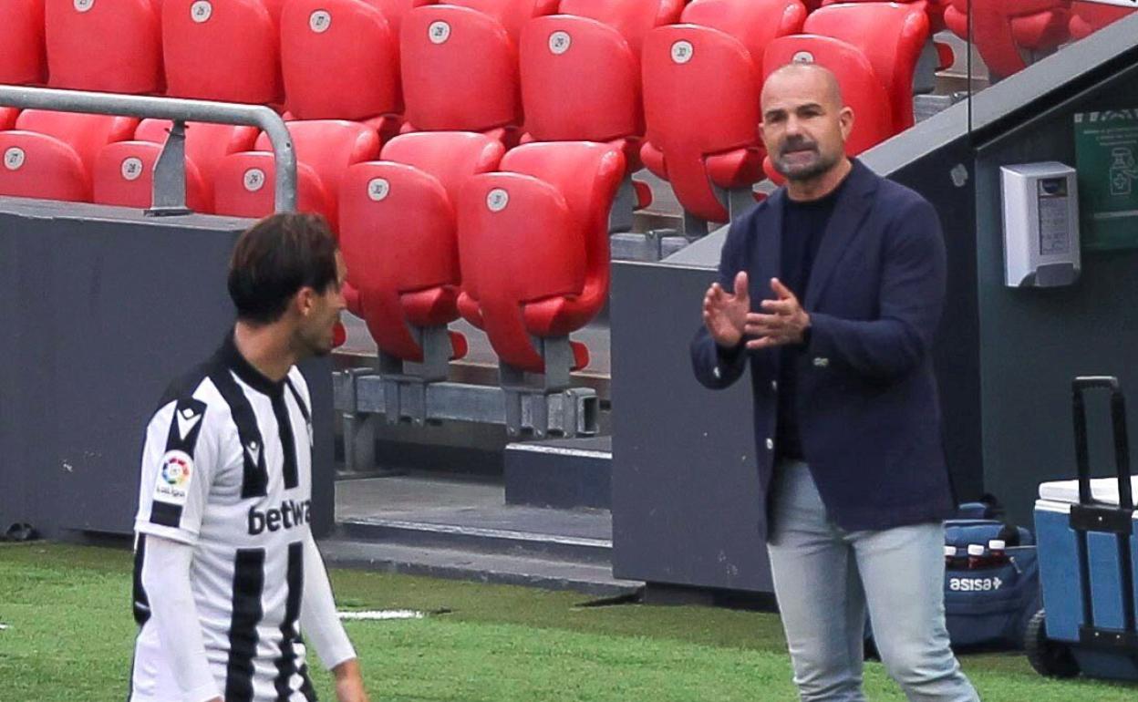 Paco López anima a sus jugadores desde el área técnica. 