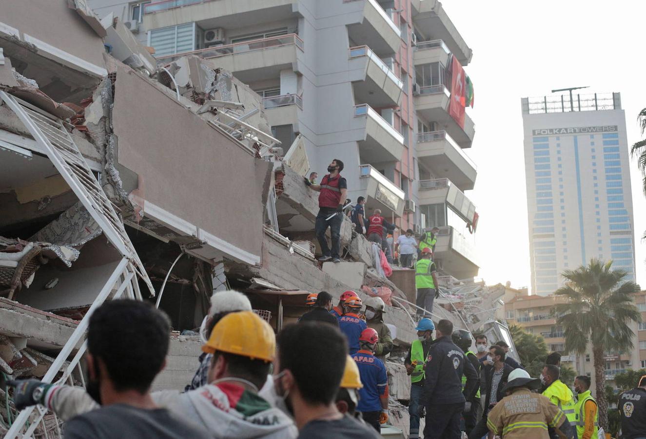 Un terremoto de magnitud 6,8 en la escala de Richter sacudió la isla griega de Samos, en el este de país, y la costa egea de Turquía. El seísmo ha provocado muertos y centenares de heridos