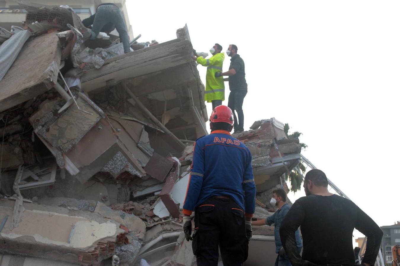 Un terremoto de magnitud 6,8 en la escala de Richter sacudió la isla griega de Samos, en el este de país, y la costa egea de Turquía. El seísmo ha provocado muertos y centenares de heridos