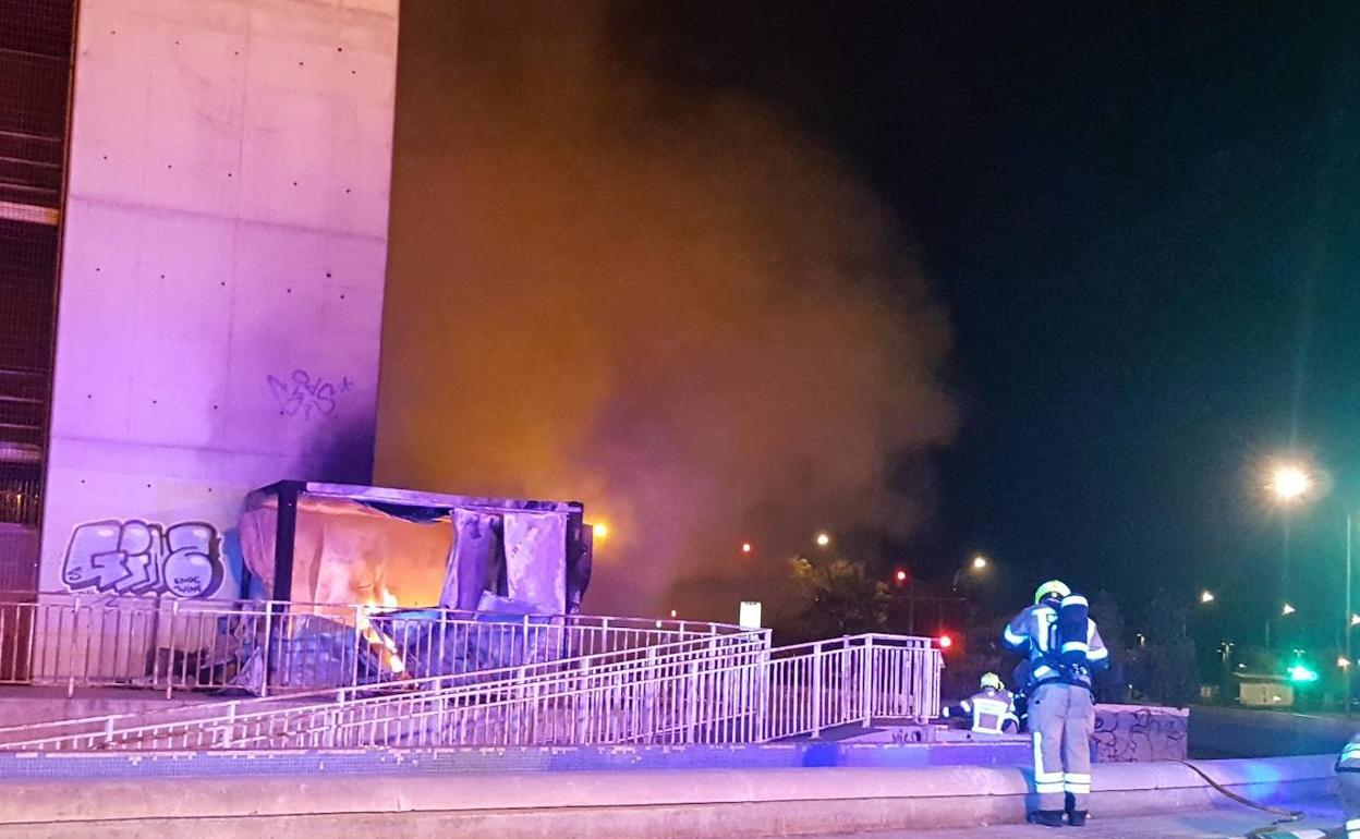 Extinción del incendio, anoche en la torre Miramar. 