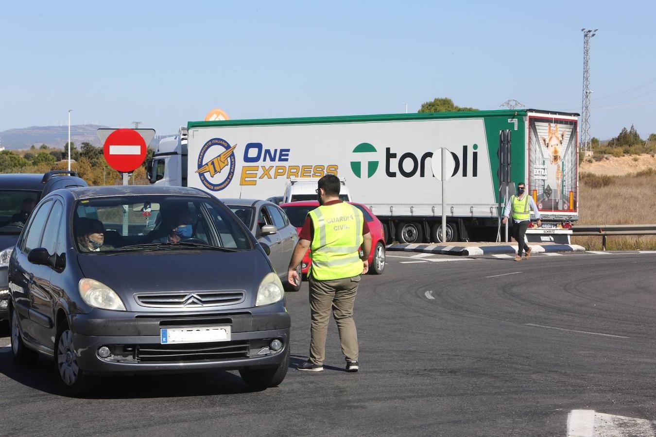 La Comunitat Valenciana ha iniciado el mediodía del viernes y durante una semana su confinamiento perimetral al registrar una transmisión comunitaria sostenida y generalizada por coronavirus. La Guardia Civil controla las entradas y salidas en las carreteras valencianas en un fin de semana que tradicionalmente tiene un movimiento muy importante entre comunidades