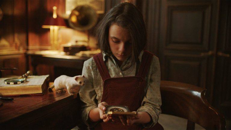 'LA MATERIA OSCURA' T2, 17 de noviembre en HBO. La segunda temporada de la serie se basa en "La daga", segunda novela de la trilogía de Phillip Pullman y volverá a contar con Dafne Keen en el papel protagonista en un universo de fantasía en los que los humanos siempre viven acompañados de unos animales que personifican sus almas, los daimonions.